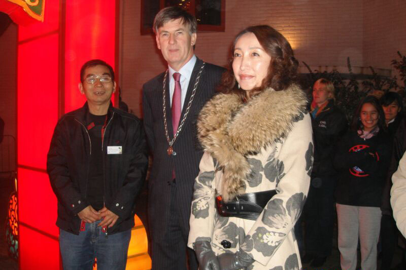 吴总（左）与荷兰艾门市长（中）